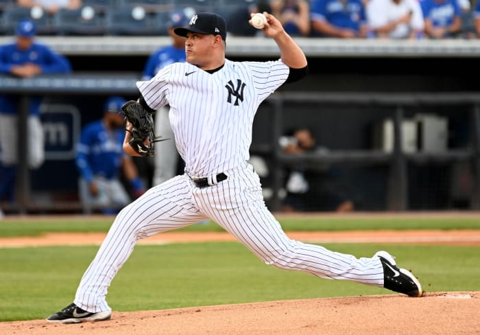 Yankees SP Manny Banuelos pitching in spring training